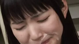 明るい白い女の子が座って熱間圧延による不 ...