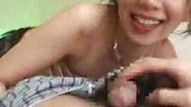 リビングルームのホームで黒の男を食べる妹 ...