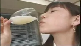 彼女は彼女の猫でそれを取り、大声で叫んだ ...