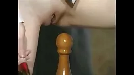 暗い喜びは彼女の素敵なタイトなお尻を披露 ...