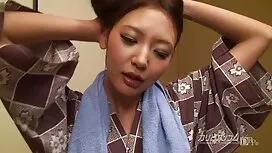 金髪Milf何を食べるには、リビングルー ...