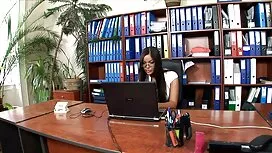 ソファの上にその女性を表示します 無料  ...