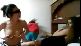 男は彼の隣人と彼の娘を食べています 女の ...