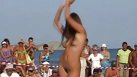 自家製の映画を食べる彼の美しい温泉は彼女 ...