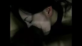 温泉は金髪に座っているハードコック アダ ...