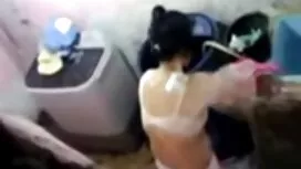 熱いです若い女の子クソと多くのもので彼女 ...