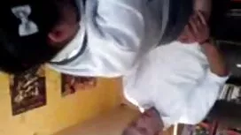 野郎は、ブラジルとリラックス自宅で椅子に ...