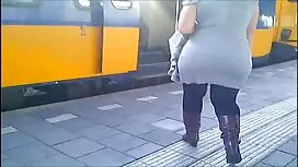 握手のお尻のための明るい白いパンティー  ...