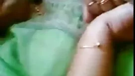 若い女性のお尻フルthreesomeグル ...