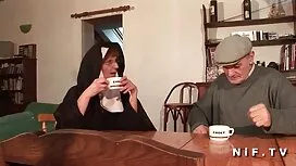 クソ若い女の子とともに二人の男性オン上の ...