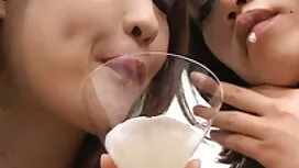 転がるのが大好きな白い人を食べる 女性  ...