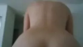 人間の成長の完全な喜びで赤いドレスでブル ...
